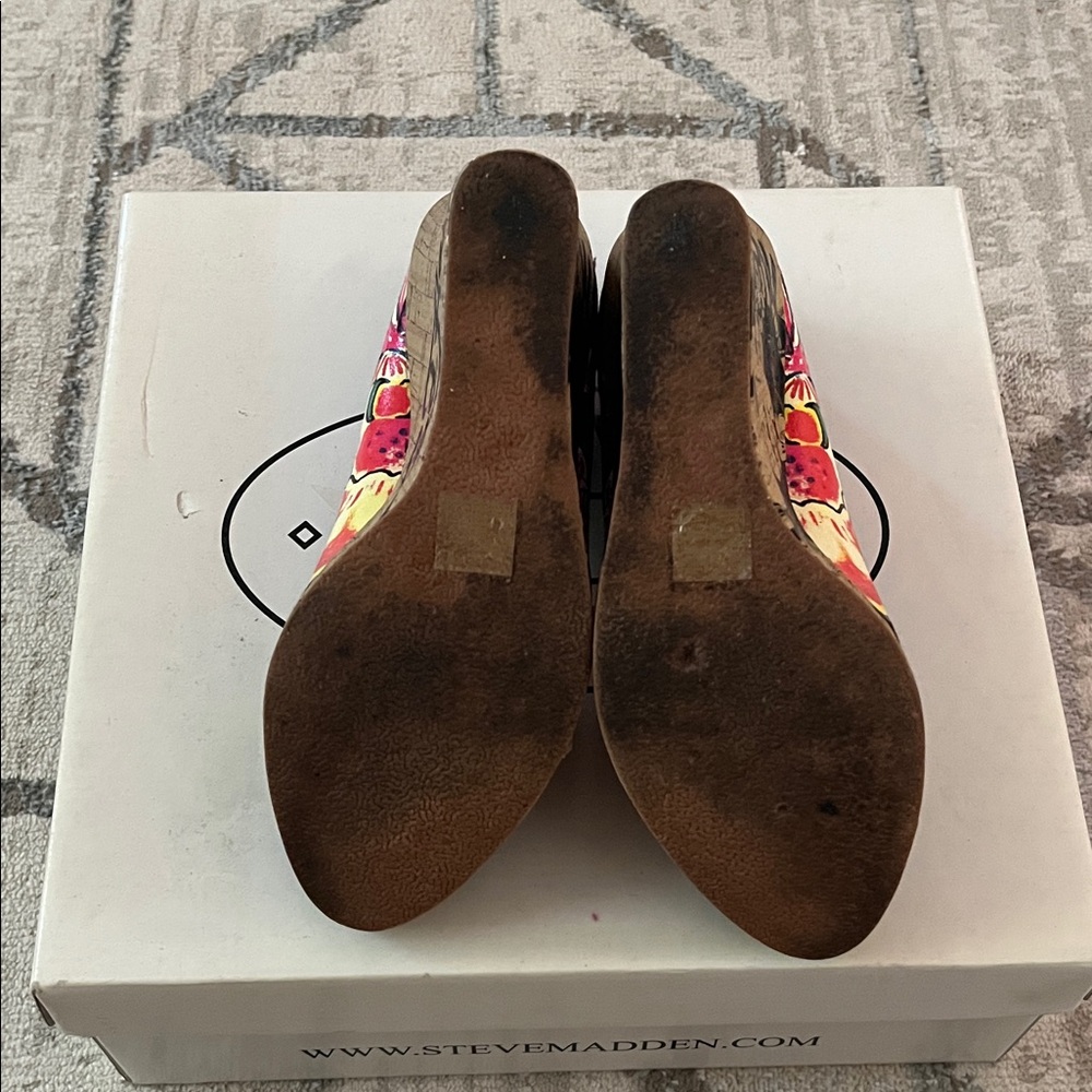 Steve Madden Black Floral Platform Wedges - Picture 2 of 2